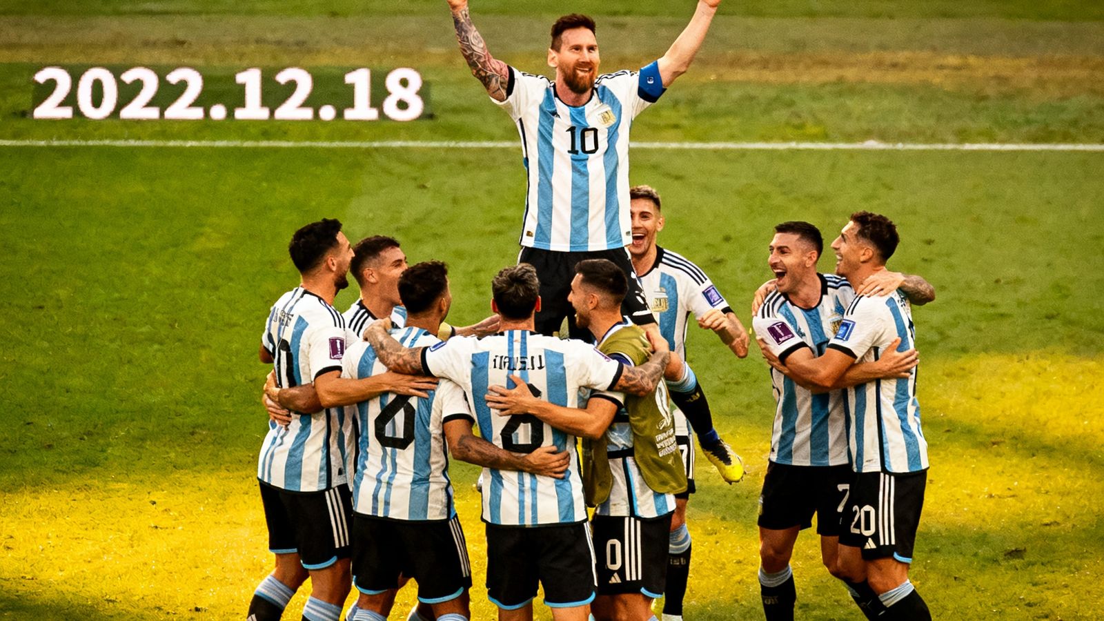 阿根廷2-1法国赛后球员庆祝，梅西高举双臂